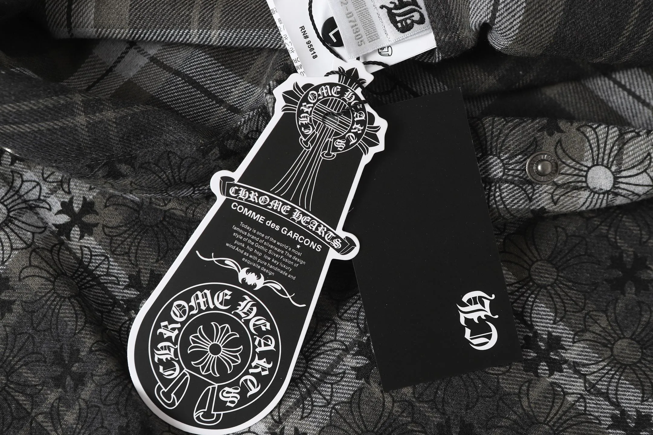 P260 Cross-border model, please do not place an order if you are pursuing quality - Chrome Hearts/Chrome Hearts dark pattern plaid shirt long-sleeved Polo - High weight, high density and high quality. The wool is soft, delicate and skin-friendly. Soft and silky to the touch. Excellent warmth and skin-friendly properties. - Customized weaving and dyeing. No color difference. No matter the fabric or workmanship details, it is better than the ordinary version on the market. - Hardware and zipper accessories are all customized. Full of details -Colour: black -Size: S M L XL